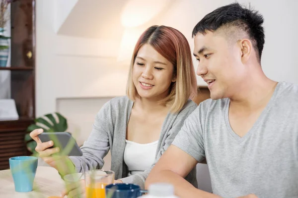 Mutfakta Pijamalı Mutlu Bir Asyalı Çift Oturuyor Sabahları Evlerinde Gezici — Stok fotoğraf