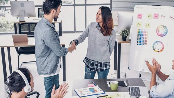 Directora creativa femenina jefe apretón de manos con el diseñador y congra —  Fotos de Stock