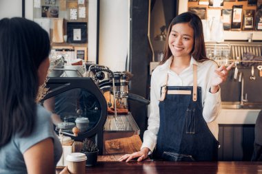 size müşteri ile konuşurken kadın barista kahve Kupası café.coffee dükkanı iş sahibi kavramı, sayaç barda mutlu duygu ile hizmet zihin garson tadı