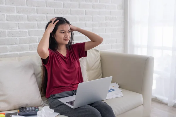 Asiatico donna freelancer stress emozione mentre si lavora con laptop — Foto Stock
