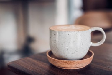 sıcak cappuccino kahve Kupası ahşap tepsi latte sanat Wood ile 