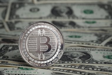 Kripto Döviz altın bitcoins Doları banknot arka plan üzerinde. Virt