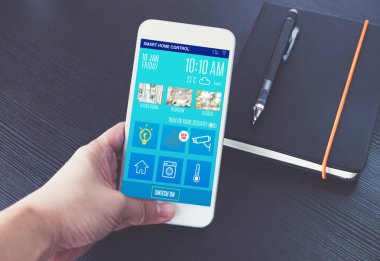 Siyah üzerine ev kontrol uygulaması ile mobil tutan el ne zaman masa wo