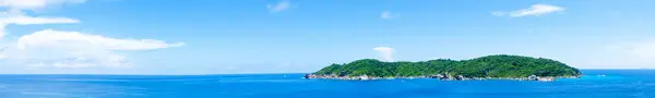 Panorama banner van landschap eiland en de blauwe zee in zomertijd. — Stockfoto