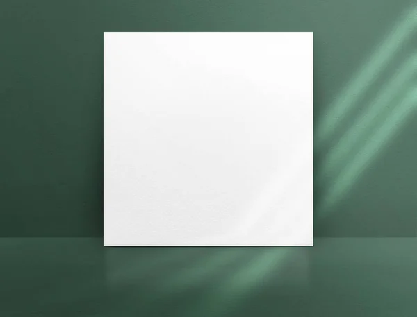Cartel de papel blanco en blanco apoyado en la pared de hormigón de color verde un — Foto de Stock