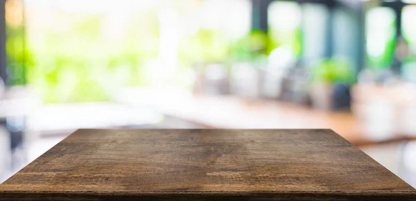 Mesa de madera dura de perspectiva vacía y luz borrosa del café del jardín — Foto de Stock