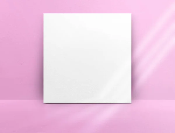 Cartel de papel blanco en blanco apoyado en la pared y el suelo de hormigón de color rosa con la luz del sol de la ventana en la sala de perspectiva, la presentación de la maqueta de negocios. — Foto de Stock
