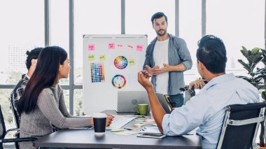 Office.employee brainstrom çeşitli yaratıcı tasarımcı toplantıda