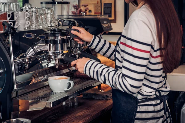 Ásia barista mulher fazendo café cappuccino no café com machin — Fotografia de Stock