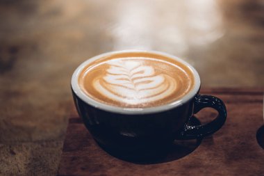 kafede masada sıcak kahve fincanı. Sıcak kapuçino kahve c kadar kapat