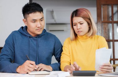 Stresli Asyalı çift ciddi ev mali fatura budg hesaplamak