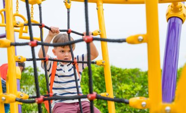 çocuk çocuk çocuk tırmanma oyuncak okulda oynamak için eğleniyor 