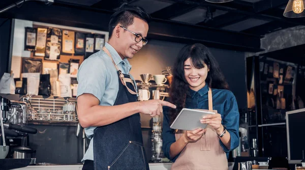 Ásia Barista garçom tomar a ordem do cliente em café, café — Fotografia de Stock