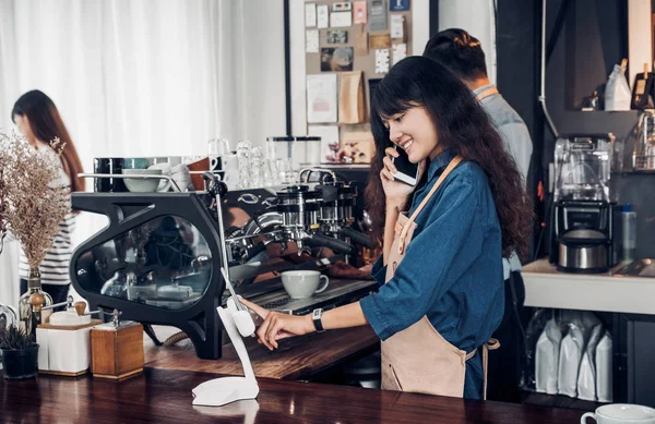 Азиатский бариста использовать планшет принять заказ от клиента в кафе — стоковое фото
