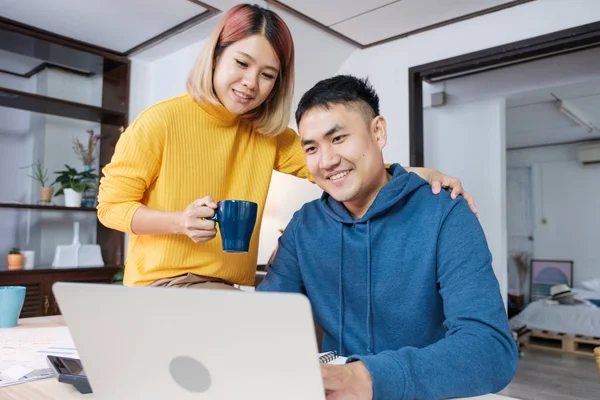 Asiatiska par tittar på video Live på laptop på bordet hemma. Love — Stockfoto