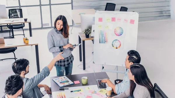 Office.employee brainstrom çeşitli yaratıcı tasarımcı toplantıda