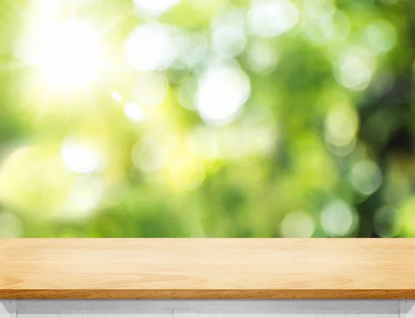 Töm trä plank bordsskiva med Blur Tree i Park med bokeh lig — Stockfoto
