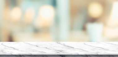 Boş beyaz mermer masa ve lüks bulanık yumuşak ışık masa 
