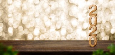 Mutlu Yıllar 2020 kahverengi ahşap masa üzerinde pırıl pırıl yıldız ile ahşap