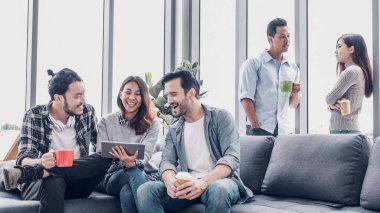 Yaratıcı ofis, Tasarımcı dinlenmek ve kanepede konuşurken