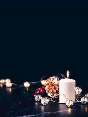 Altın çam koni, ökseotu ve ışık ile Noel beyaz mum