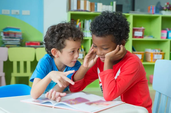 두 소년 아이 앉아 테이블에 유치원 libr에 책에 색칠 — 스톡 사진