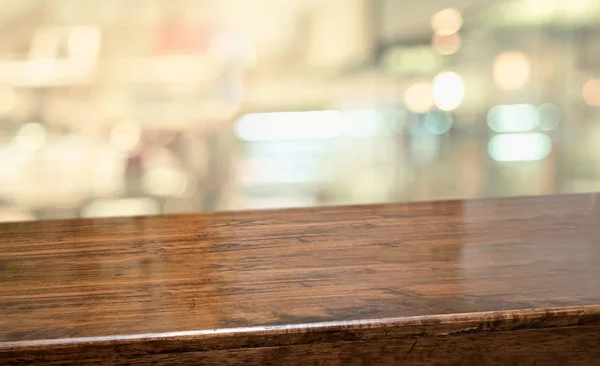 Trä bord på restaurang suddig bakgrund.Tomma perspektiv hårt — Stockfoto