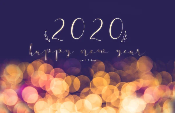 Caligrafía 2020 feliz año nuevo en desenfoque vintage festivo bokeh li — Foto de Stock