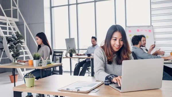 Grupo de diversidad diseñador creativo que trabaja en la oficina moderna bu —  Fotos de Stock