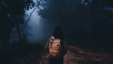 Sabah doğal yollar üzerinde foerest asya kadın backpacker, V
