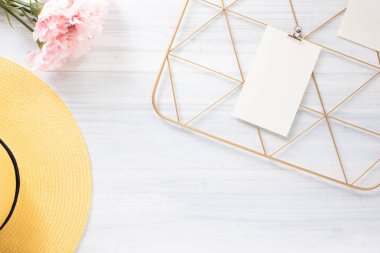 Üst görünüm not defteri klip çerçeve ve pembe flo ile yaz sarı şapka