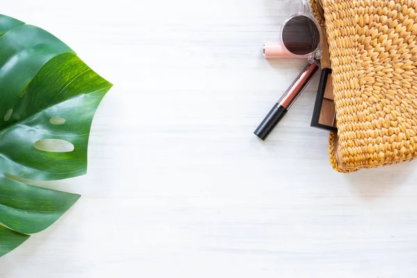 Top vue article d'été sur table en bois blanc.Feuille de Monstera et wicke — Photo