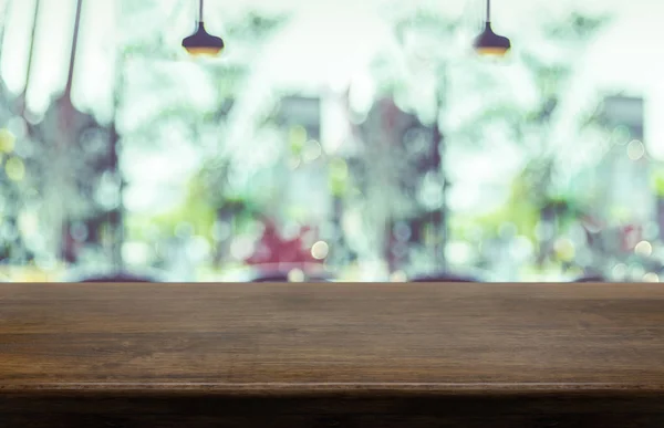 Piano in legno vuoto con sfondo sfocato del ristorante caffetteria. Mo — Foto Stock