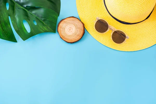 Bandeira azul de verão com chapéu amarelo, óculos de sol e folha monstera — Fotografia de Stock
