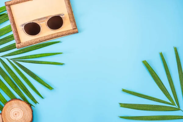 Bandeira azul de verão com grama de quadro de madeira, óculos de sol, concha — Fotografia de Stock