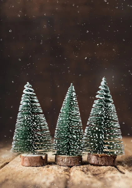 Buon Natale con albero di Natale e neve che cade sul legno grunge t — Foto Stock