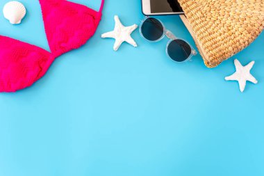 pembe bikini, hasır çanta, güneş gözlüğü ve s ile yaz mavi afiş
