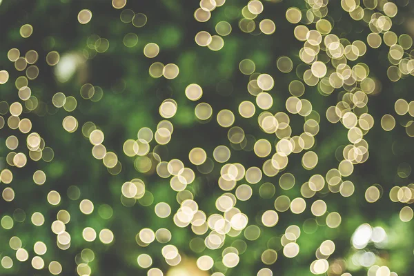 抽象模糊装饰球和浅串在圣诞树上 — 图库照片