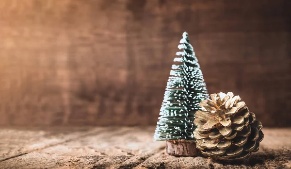 Albero di Natale e pigna dorata su tavolo in legno grunge e scuro — Foto Stock