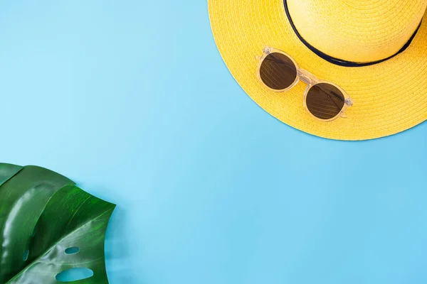 Летний Синий Баннер Желтой Шляпой Солнцезащитными Очками Листьями Монстров Синем — стоковое фото