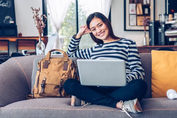 Asiatico adolescente ragazza utilizzando computer portatile e ascoltare musica su — Foto Stock