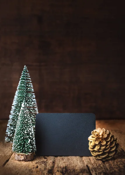 Buon Natale e felice anno nuovo sulla lavagna con albero di Natale — Foto Stock
