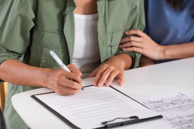 Mutlu Asya lezbiyen çift işaret Contract için satın almak yeni ev ile 