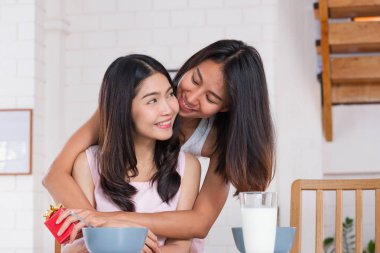 Asya lezbiyen çift sürpriz tarafından vererek Gift için Anniversary arasında 
