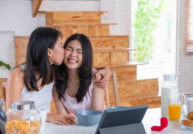 Mutlu Asya çift lezbiyen Başlarken evlilik ve gösteren Ring için 