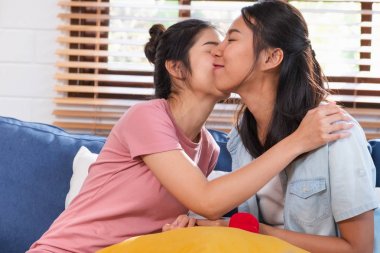 Mutlu Asya çift lezbiyen Proposal ile Ring için evlenmek at Livin