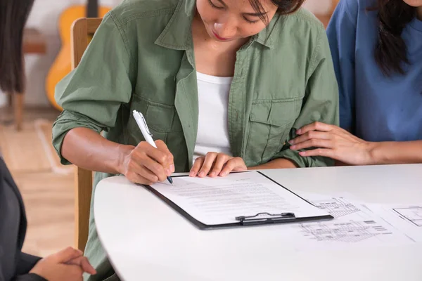 Feliz asiático lesbianas pareja firmar contrato para comprar nueva casa con —  Fotos de Stock