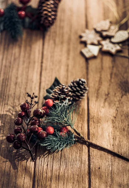 木の板にクリスマスヤシの葉と松ぼっくりのクローズアップ — ストック写真