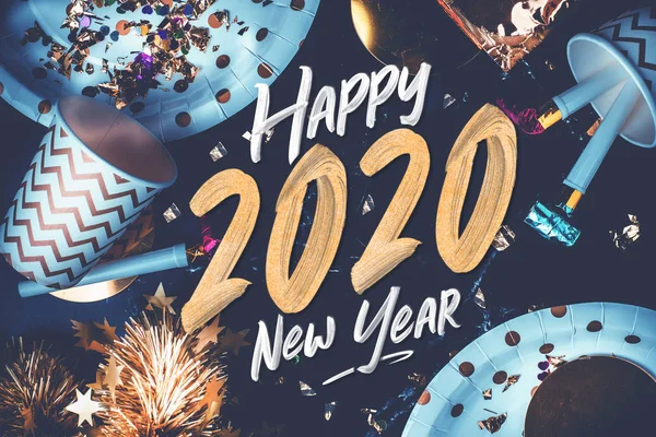 2020 щасливий новорічний пензлик шрифт зберігання рук на мармуровому столі з — стокове фото