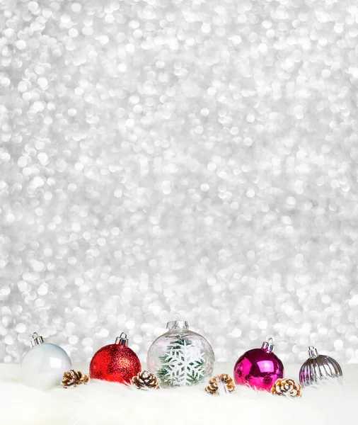 Feliz Natal decoração bola na pele branca em prata bokeh lig — Fotografia de Stock
